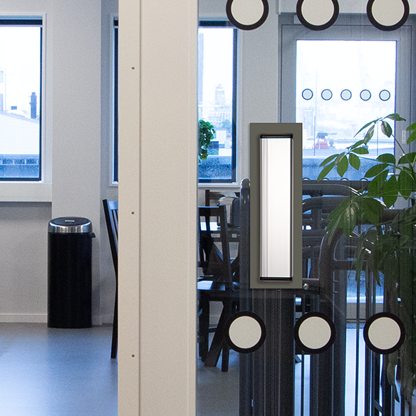 Monteringskit JCK5390.3 med armbågskontakt 50mm i aluminium – installerad JCK250/JCK255 radio på glasyta i verklig miljö inzoomat